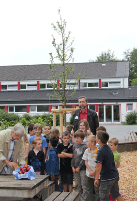 Übergabe eines Apfelbaums an die Grundschule Millrath - Foto 1
