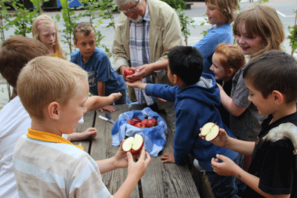 Übergabe eines Apfelbaums an die Grundschule Millrath - Foto 3